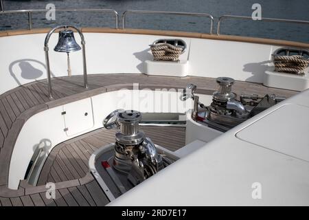 Tivat, Montenegro - Ankerwinden und Schiffsglocke, die vor einer Luxusmotoryacht in der Marina von Porto Montenegro befestigt sind Stockfoto