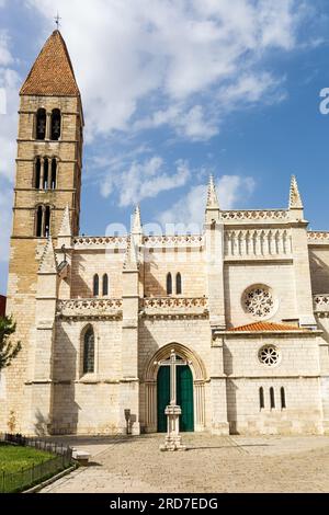 Kirche Santa Maria La Antigua, romanisch und neogotisch. Valladolid, Spanien. Stockfoto