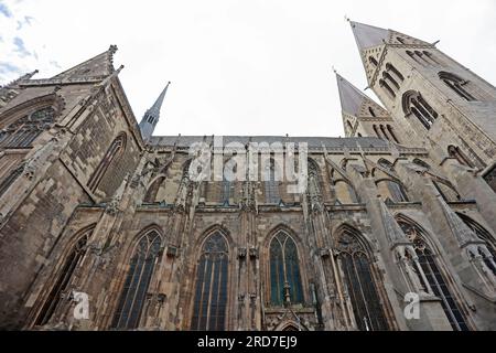 Halberstadt, Deutschland. 19. Juli 2023. Blick auf das Nordportal der Halberstadt-Kathedrale. In der Stolberg Curia wurde ein neuer repräsentativer Eingangsbereich für die Halberstadt-Kathedrale und den Dom-Schatz geschaffen. Das neue Besucherzentrum Dom | Schatz wird am 26. August offiziell eröffnet. Das Ergebnis ist ein freundlicher, heller Raum mit einem Café und Sitzgelegenheiten. In der Zukunft werden Tickets für den Dom-Schatz an der Kasse verkauft. Das Nordportal wurde als neuer Eingang zur Kathedrale umgestaltet. Kredit: Matthias Bein/dpa/Alamy Live News Stockfoto