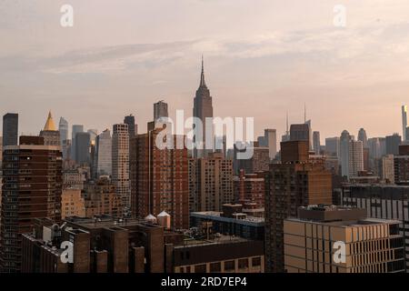 New York, New York, USA. 19. Juli 2023. Die Skyline von New York City auf dem Dach von Grammercy. Kredit: Steve Mack/Alamy Stock Photo Stockfoto