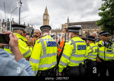 London, Großbritannien. 19. Juli 2023 Die Polizei verhaftete Angehörige von Just Stop Oil, die während ihrer 13. Aktionswoche am Parliament Square protestierten. Just Stop Oil ist eine gewaltfreie zivile Widerstandsgruppe, die von der britischen Regierung verlangt, dass sie die Lizenzierung für alle neuen Öl-, Gas- und Kohleprojekte einstellt. Kredit: Stephen Chung / Alamy Live News Stockfoto