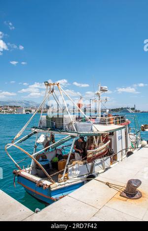 Kleines Fischerboot im Hafen von Split in kroatien, mediterranes kroatisches Fischereischiff an der Küste, das im Hafen in Grad Split festgemacht hat. Stockfoto