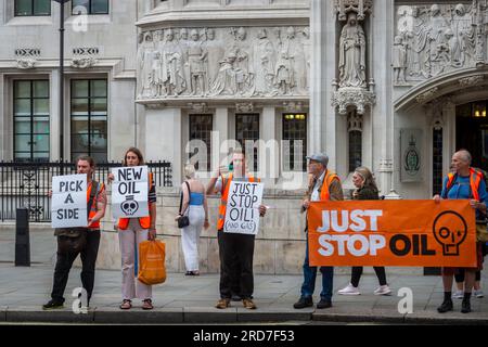 London, Großbritannien. 19. Juli 2023 Mitglieder des Just Stop Oil Protests auf dem Parliament Square während ihrer 13. Woche der Aktionen, die von einer starken Polizeipräsenz beobachtet wurden. Just Stop Oil ist eine gewaltfreie zivile Widerstandsgruppe, die von der britischen Regierung verlangt, dass sie die Lizenzierung für alle neuen Öl-, Gas- und Kohleprojekte einstellt. Kredit: Stephen Chung / Alamy Live News Stockfoto