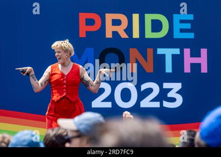 Washington, Vereinigte Staaten von Amerika. 10. Juni 2023. Musikerin Betty, die auf einer Pride-Feier am South Lawn of the White House auftritt, am 10. Juni 2023 in Washington, D.C. Kredit: Carlos Fyfe/White House Photo/Alamy Live News Stockfoto