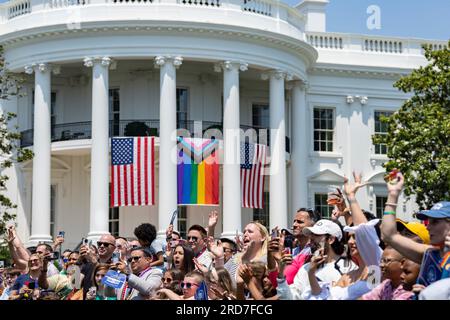 Washington, Vereinigte Staaten von Amerika. 10. Juni 2023. Unterstützer reagieren auf die USA Präsident Joe Biden während seiner Ausführungen während der jährlichen Pride-Feier am Südrasen des Weißen Hauses am 10. Juni 2023 in Washington, D.C. Kredit: Erin Scott/White House Photo/Alamy Live News Stockfoto