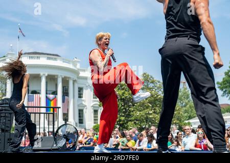 Washington, Vereinigte Staaten von Amerika. 10. Juni 2023. Musikerin Betty, die auf einer Pride-Feier am South Lawn of the White House auftritt, am 10. Juni 2023 in Washington, D.C. Kredit: Cameron Smith/White House Photo/Alamy Live News Stockfoto