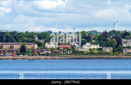 Dundee, Tayside, Schottland, Großbritannien. 19. Juli 2023. Wetter in Großbritannien: Warmes, sonniges Juli-Wetter in Tayside, Schottland, mit Höhen um die 20 Grad Ein wunderschöner Blick am Morgen auf Dundee City, Broughty Ferry und den Fluss Tay, fotografiert von Tayport in Fife auf der anderen Seite des Flusses. Kredit: Dundee Photographics/Alamy Live News Stockfoto