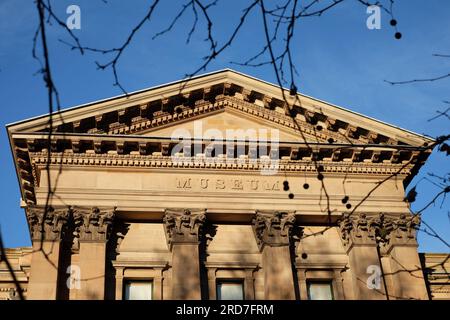 Ein Blick auf das im Stil der griechischen Wiedergeburt erbaute australische Museumstympanum, Einführungs- und Frieze-Museum mit dem Wort „MUSEUM in High Relief“ in Sydney Sandstein Stockfoto