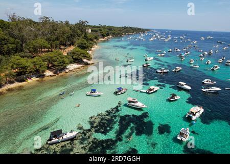 Touristen zwischen den beiden Inseln vor Cannes Saint-Honorat Island und Sainte-Marguerite Island (Ile Saint Honorat et ile Sainte Marguerite) während einer Hitzewelle in Cannes, Frankreich am 14. Juli 2023. (Foto: Lionel Urman/Sipa USA) Stockfoto
