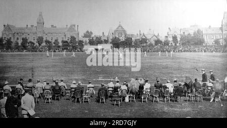 Ein Cricket-Spiel läuft auf dem United Service Officers Recreation Ground. Aus einer Sammlung gedruckter Anzeigen und Fotos von 1908, die sich auf die Southsea und Portsmouth Gegenden von Hampshire, England, beziehen. Einige der Originale waren kaum größer als die Snapshot-Größe und die Qualität war variabel. Stockfoto