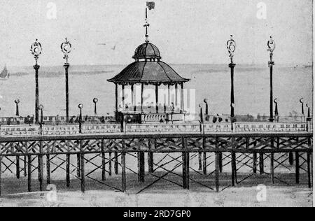 Der Bandstand und das Promenadendeck des South Parade Pier. Aus einer Sammlung gedruckter Anzeigen und Fotos von 1908, die sich auf die Southsea und Portsmouth Gegenden von Hampshire, England, beziehen. Einige der Originale waren kaum größer als die Snapshot-Größe und die Qualität war variabel. Stockfoto