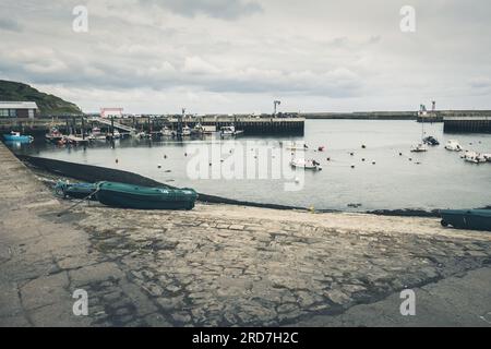 28.06.2023 Port au Bressin, calvados, Normandie, Frankreich. Port-en-Bessin-Huppain ist der führende handwerkliche Fischereihafen der Normandie. Zwischen zwei großen Stockfoto