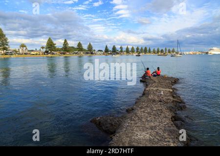 Pilot Bay, Mount Maunganui, Neuseeland. Blick vom historischen Steinfangsteg Stockfoto