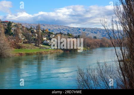 Der Clutha River, der durch die Stadt Alexandra auf der Südinsel Neuseelands fließt Stockfoto