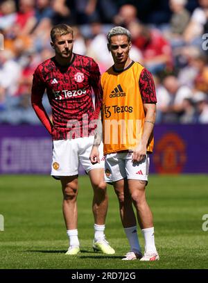 Manchester United's Mason Mount (links) und Antony wärmen sich vor dem schottischen Gas Murrayfield Stadium in Edinburgh auf. Bilddatum: Mittwoch, 19. Juli 2023. Stockfoto