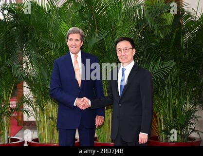 Peking, China. 19. Juli 2023. Der chinesische Vizepräsident Han Zheng trifft sich mit den USA Sondergesandter des Präsidenten für Klima John Kerry in Peking, Hauptstadt von China, 19. Juli 2023. Kredit: Zhang Ling/Xinhua/Alamy Live News Stockfoto