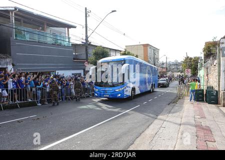 Belo Horizonte, Brasilien. 16. Juli 2023. MG - BELO HORIZONTE - 07/16/2023 - BRAZILEIRO A 2023, CRUZEIRO X CORITIBA - Ankunft des Cruzeiro Players Bus für das Spiel gegen Coritiba im Stadion Independencia für die brasilianische Meisterschaft A 2023. Foto: Gilson Lobo/AGIF/Sipa USA Guthaben: SIPA USA/Alamy Live News Stockfoto