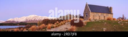 Die Kirche des guten Hirten im Lake Tekapo, Neuseeland, mit verschneiten Bergen im Hintergrund Stockfoto