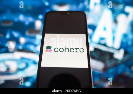 Polen. 19. Juli 2023. In dieser Abbildung wird auf einem Smartphone ein Cohere Logo mit KI-Symbolen im Hintergrund angezeigt. Kredit: SOPA Images Limited/Alamy Live News Stockfoto