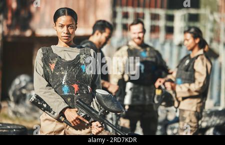 Paintball-Spiel, Porträt und ernsthafte Frau auf dem Schlachtfeld, bei einer Herausforderung oder einer militärischen Mission, bei einem Waffenkampf oder Konflikt. Konzentration, Überleben und weibliche Spielerin Stockfoto
