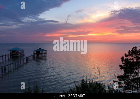 Drohnenfotografie von mcmillian Bluff und Mobile Bay bei Sonnenuntergang in daphne, alabama Stockfoto