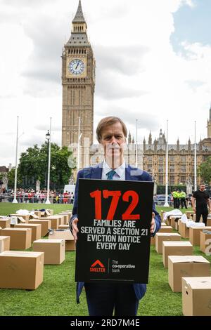 London, Vereinigtes Königreich, 19. Juli 2023. Labour-Abgeordneter Stephen Timm mit Plakat, unterstützt den Stunt. Obdachlosenheim hat einen Stunt und Protest inszeniert, der den langsamen Fortschritt des Mieter (Reform) Bill hervorhebt, der versprach, Abschnitt 21 Räumungsbescheide abzuschaffen. Die Wohltätigkeitsorganisation hat berechnet, dass derzeit 172 Familien mit einer Anzeige nach Abschnitt 21 pro Tag oder einer alle acht Minuten versorgt werden. Der Stunt wird von mehreren Abgeordneten aus dem gesamten politischen Spektrum unterstützt. Kredit: Imageplotter/Alamy Live News Stockfoto