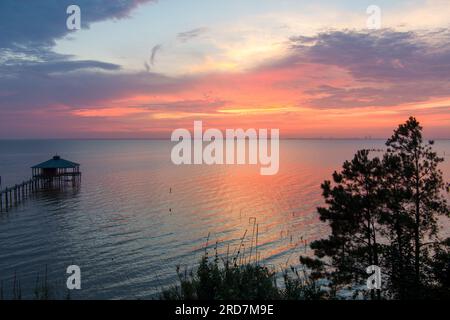 Drohnenfotografie von mcmillian Bluff und Mobile Bay bei Sonnenuntergang in daphne, alabama Stockfoto