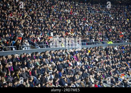 Die Tribünen sind voller Leute im Camp Nou Stadion des lokalen Teams Barcelona FC in der katalanischen Hauptstadt Stockfoto