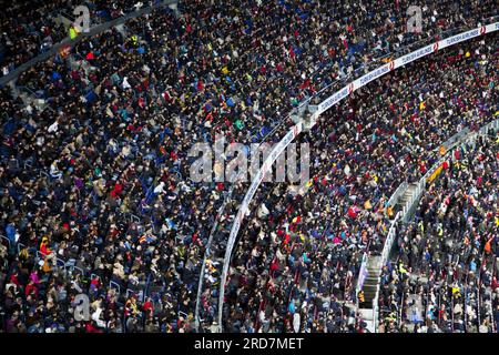 Die Tribünen sind voller Leute im Camp Nou Stadion des lokalen Teams Barcelona FC in der katalanischen Hauptstadt Stockfoto