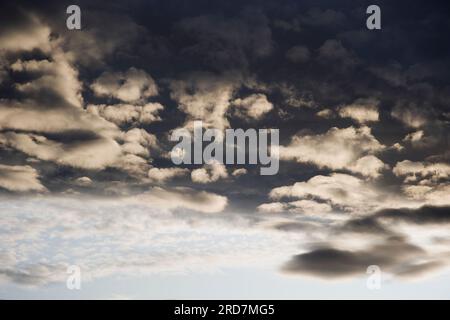 Himmel vor Regen mit Wolken bei Sonnenuntergang Stockfoto