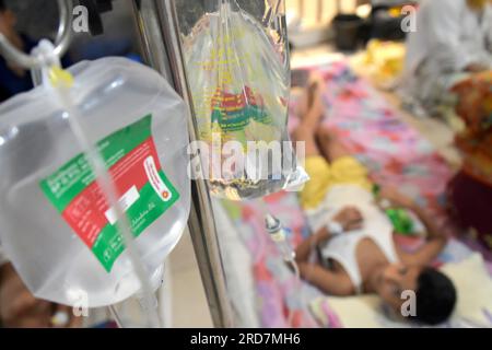 Dhaka. 19. Juli 2023. Ein Kind mit Dengue-Fieber wird am 19. Juli 2023 in einem Krankenhaus in Dhaka, Bangladesch, behandelt. Bangladesch berichtete am Dienstag über 13 weitere Todesfälle durch Dengue, die höchste tägliche Spitze, die die Zahl der Todesopfer seit Januar auf 127 erhöht hat. Die Generaldirektion des Gesundheitswesens (DGHS) des Landes meldete außerdem am Dienstag 1.533 neue bestätigte Fälle von Dengue, was die Gesamtsumme dieses Monats auf 16.022 erhöht. Die DGHS hat in diesem Jahr 24.000 Dengue-Fälle und 18.304 Erholungen verzeichnet. Kredit: Xinhua/Alamy Live News Stockfoto