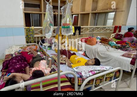 Dhaka. 19. Juli 2023. Dengue-Patienten erhalten Behandlung in einem Krankenhaus in Dhaka, Bangladesch, 19. Juli 2023. Bangladesch berichtete am Dienstag über 13 weitere Todesfälle durch Dengue, die höchste tägliche Spitze, die die Zahl der Todesopfer seit Januar auf 127 erhöht hat. Die Generaldirektion des Gesundheitswesens (DGHS) des Landes meldete außerdem am Dienstag 1.533 neue bestätigte Fälle von Dengue, was die Gesamtsumme dieses Monats auf 16.022 erhöht. Die DGHS hat in diesem Jahr 24.000 Dengue-Fälle und 18.304 Erholungen verzeichnet. Kredit: Xinhua/Alamy Live News Stockfoto