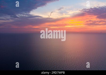 Drohnenfotografie von mcmillian Bluff und Mobile Bay bei Sonnenuntergang in daphne, alabama Stockfoto