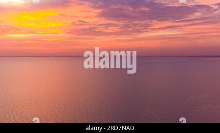 Drohnenfotografie von mcmillian Bluff und Mobile Bay bei Sonnenuntergang in daphne, alabama Stockfoto