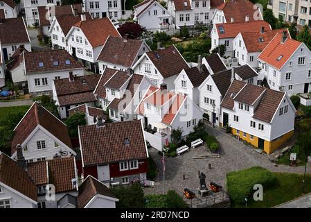 Weiß bemalte Häuser in der Gamle Gegend von Stavanger, Norwegen, einschließlich der Statue von Vizeadmiral Thore Horve. Stockfoto