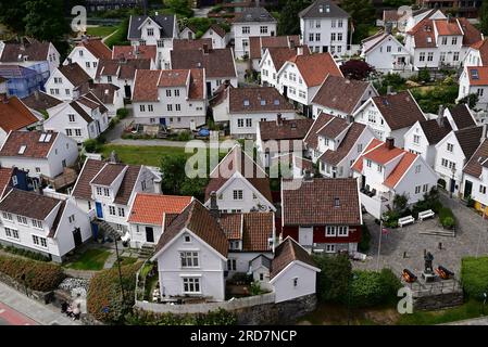 Weiß bemalte Häuser in der Gamle Gegend von Stavanger, Norwegen, einschließlich der Statue von Vizeadmiral Thore Horve. Stockfoto