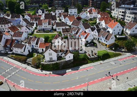 Weiß bemalte Häuser in der Gamle Gegend von Stavanger, Norwegen, einschließlich der Statue von Vizeadmiral Thore Horve. Stockfoto