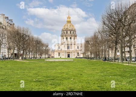 Paris, Frankreich - 11. März 2023: Les Invalides ist ein Gebäudekomplex mit Museen und Denkmälern, die alle mit der Militärgeschichte von Fra in Verbindung stehen Stockfoto