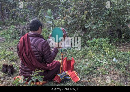 12 25 2014 buddhistischer Mönch, der in der tibetischen Mythologie im Mahabodhi-Komplex Bodh Gaya Bihar India.Asi Rituale macht Stockfoto