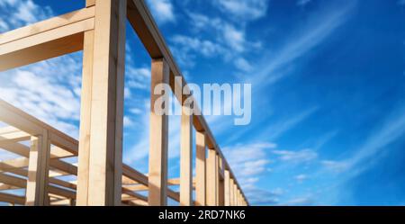 Holzhausrahmen vor blauem Himmelshintergrund. Banner mit Kopierbereich Stockfoto