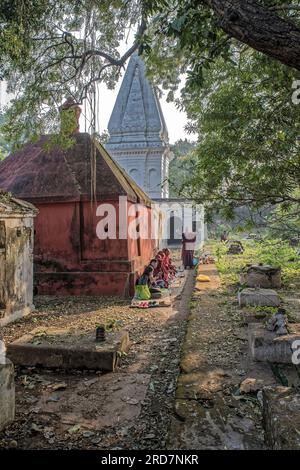 12 25 2014 buddhistischer Mönch, der in der tibetischen Mythologie im Mahabodhi-Komplex Bodh Gaya Bihar India.Asi Rituale macht Stockfoto