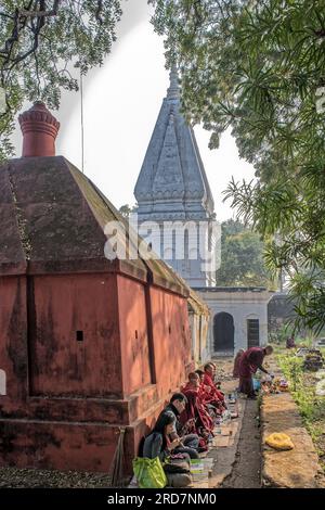 12 25 2014 buddhistischer Mönch, der in der tibetischen Mythologie im Mahabodhi-Komplex Bodh Gaya Bihar India.Asi Rituale macht Stockfoto