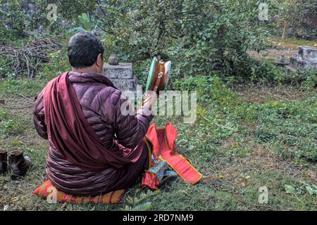 12 25 2014 buddhistischer Mönch, der in der tibetischen Mythologie im Mahabodhi-Komplex Bodh Gaya Bihar India.Asi Rituale macht Stockfoto