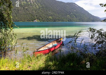 Kanu auf einem spektakulären Weissensee in Kärnten in Österreich, karibisches Wasser an einem schönen sonnigen Sommertag Stockfoto