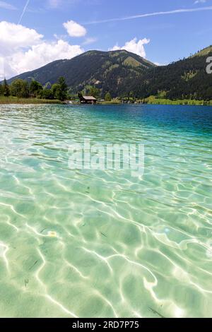 Spektakulärer Weissensee in Kärnten in Österreich, karibisches Wasser an einem schönen sonnigen Sommertag Stockfoto