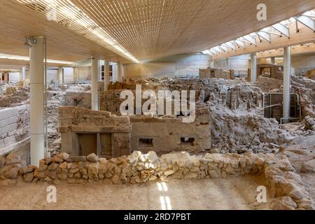 Die prähistorische Besetzung von Akrotiri auf Santorini, Griechenland. Akrotiri ist eine antike Stadt, die etwa 16. v. Chr. aufgrund eines Vulkanausbruchs verlassen wurde. Stockfoto