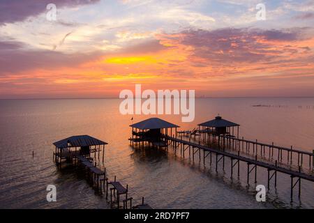 Drohnenfotografie von mcmillian Bluff und Mobile Bay bei Sonnenuntergang in daphne, alabama Stockfoto