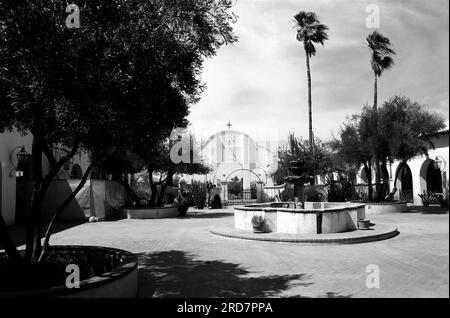 Film Bild der spanischen Mission San Xavier del Bac Courtyard, die 1692 von spanischen Missionaren in Amerika begonnen wurde Stockfoto