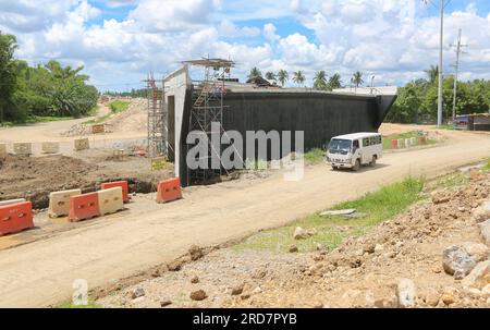 Tiaong, Philippinen. 19. Juli 2023: Laufende Arbeiten an einem der größten philippinischen Projekte. Brücken und Straßen durchqueren Reisfelder und Wälder. Die South Luzon Expressway toll Road 4 (SLEX TR4) ist Teil des längsten Autobahnprojekts des Landes, das Manila zunächst mit Lucena und dann mit dem 2022 unterzeichneten Projekt SLEX TR5 nach Matnog verbinden wird. Die die Provinzen Quezon und Bicol über eine 420 km lange Mautstraße miteinander verbinden. Am Dienstag unterzeichnete Pres. Marcos ein Gesetz über Staatsfonds im Wert von $9 Milliarden US-Dollar, mit dem Wirtschaftswachstum, Straßen und Infrastruktur gefördert werden sollen. Kredit: Kevin Izorce/Alamy Live News Stockfoto