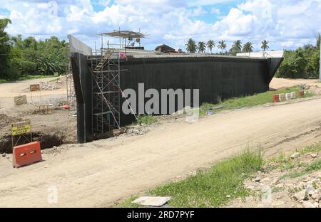 Tiaong, Philippinen. 19. Juli 2023: Laufende Arbeiten an einem der größten philippinischen Projekte. Brücken und Straßen durchqueren Reisfelder und Wälder. Die South Luzon Expressway toll Road 4 (SLEX TR4) ist Teil des längsten Autobahnprojekts des Landes, das Manila zunächst mit Lucena und dann mit dem 2022 unterzeichneten Projekt SLEX TR5 nach Matnog verbinden wird. Die die Provinzen Quezon und Bicol über eine 420 km lange Mautstraße miteinander verbinden. Am Dienstag unterzeichnete Pres. Marcos ein Gesetz über Staatsfonds im Wert von $9 Milliarden US-Dollar, mit dem Wirtschaftswachstum, Straßen und Infrastruktur gefördert werden sollen. Kredit: Kevin Izorce/Alamy Live News Stockfoto